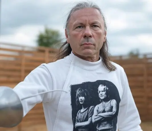 Bruce Dickinson: Der Iron-Maiden-Frontmann und seine Liebe zum Fechten Bruce_Dickinson_Iron_Maiden_Fechten_Illustration