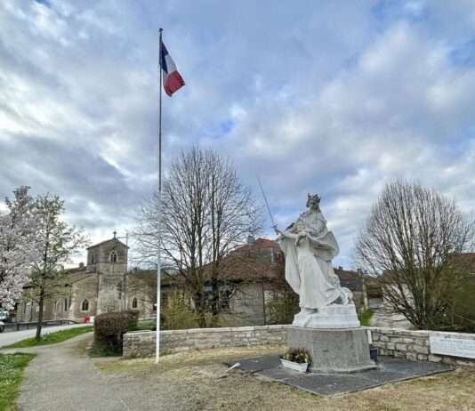 Domrémy-la-Pucelle: In der Heimat von Jeanne d’Arc – eine Stadtführung Domrémy-la-Pucelle_-_statue_de_Jeanne_d'Arc