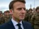 Macrons neuer Wehrdienst: Frankreich setzt auf sein militärisches Comeback Emmanuel_Macron_Jugend_Militär_Illustration