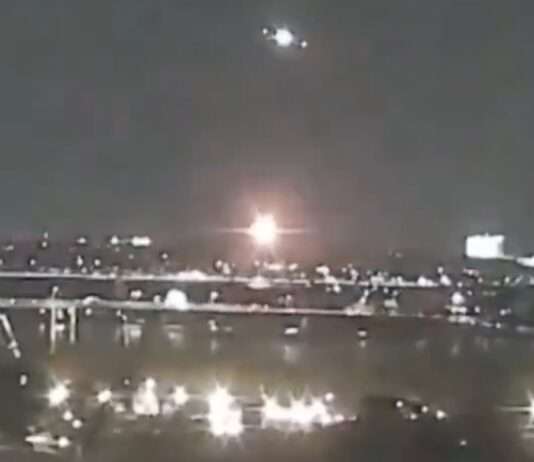 Tragisches Unglück: Passagierjet kollidiert mit Militärhubschrauber nahe Washington, D.C. Flugzeugabsturz_Washington_ScreenX