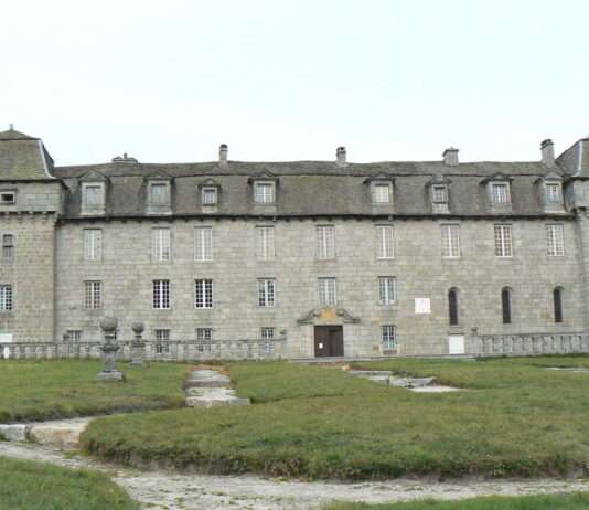 Château de la Baume – Der verborgene Schatz des Aubrac-Plateaus Château_de_la_Baume