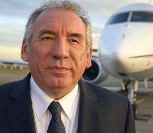François Bayrou: Ein symbolträchtiger Flug nach Pau Francois_Bayrou_Flugzeug_Illustration