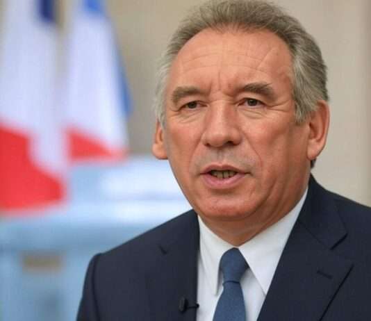 Neuer Papst, neue Ära: Frankreichs Premier bei feierlicher Amtseinführung von Papst Leon XIV Francois_Bayrou_Rede_Illustration