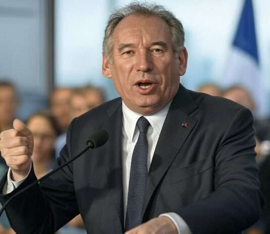 Machtprobe gescheitert: LFI unterliegt mit Misstrauensvotum gegen Regierung Bayrou Francois_Bayrou_Rede_Illustration