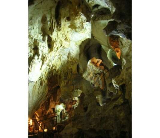 Geheimnisvolle Welten: Ein Besuch in der Grotte de Thaïs in Saint-Nazaire-en-Royans Grotte-de-Thais_Wikipedia
