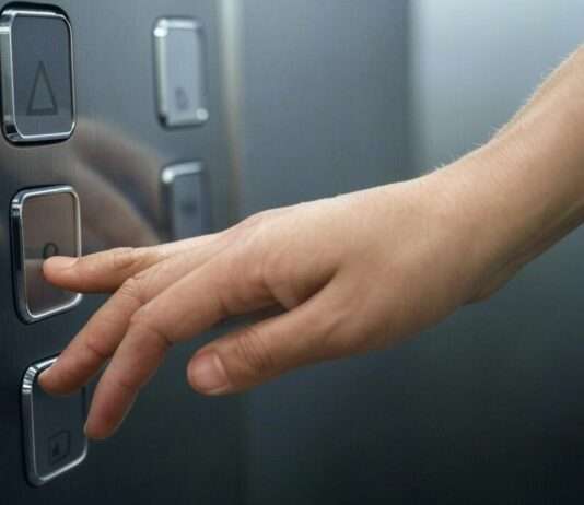 Kampf gegen Aufzugsstörungen: Frankreichs Parlament verabschiedet neues Gesetz Hand_Aufzug_Illustration