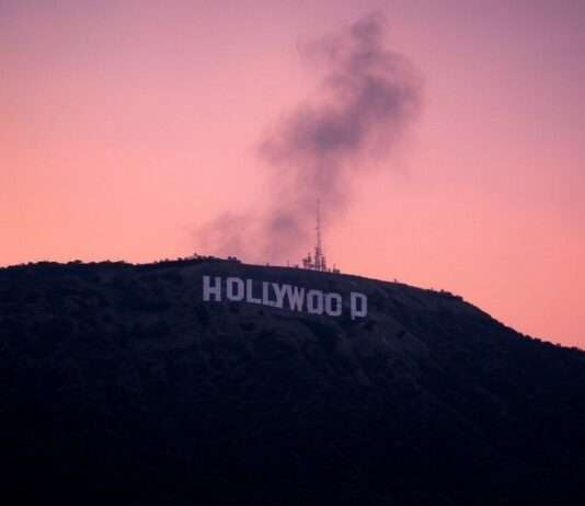 Hollywood in Flammen – Wie die Brände in Los Angeles die Filmindustrie ins Wanken bringen Hollywood-Zeichen_Illustration