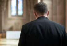 „Sie wollen, dass wir endlich hinschauen“ – Missbrauchsvorwürfe in katholischen Internaten in der Bretagne – ein neuer Schritt der Aufarbeitung Katholischer_Priester_Illustration