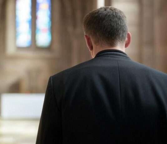 Eine Ernennung, die alte Wunden aufreißt – Streit in der katholischen Kirche von Frankreich Katholischer_Priester_Illustration