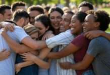 Weltknuddeltag: Ein Hoch auf die Umarmung in stürmischen Zeiten Knuddeln_Umarmen_Illustration