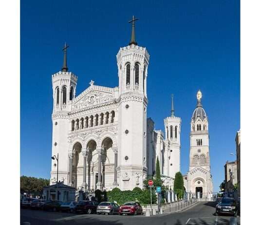 Die Basilika von Fourvière: Ein Kulturschatz in Gefahr Notre_Dame_de_Fourviere_Wikipedia