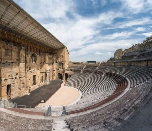 Das Théâtre Antique in Orange – Ein Meisterwerk römischer Baukunst Roman_Theatre_in_Orange_2008