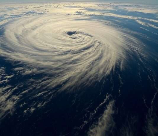 Wirbelsturm Dikeledi: Mayotte zwischen Sturm und Hoffnung Zyklon_Wirbelsturm_Illustration