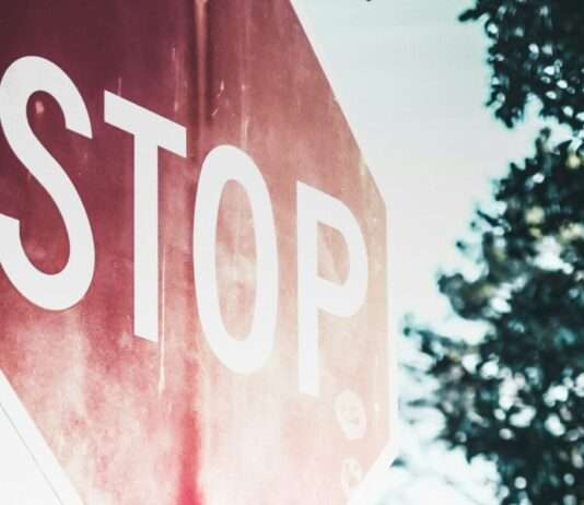 La Rochelle: 14 „Stop“-Schilder auf 500 Metern – eine ungewöhnliche Maßnahme Stop-Schild