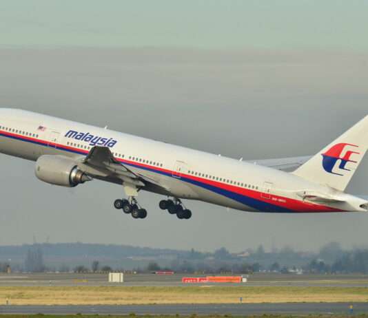 MH370: Neue Suche nach dem verschollenen Flugzeug – 11 Jahre nach der Katastrophe Boeing_777-200ER_Malaysia_AL_(MAS)_9M-MRO_-_MSN_28420_404_(9272090094)