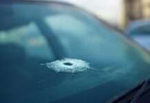 Gewalt eskaliert in Avignon: Ein Toter und ein Verletzter nach erneuter Schießerei Einschuss_Auto_Scheibe_Illustration