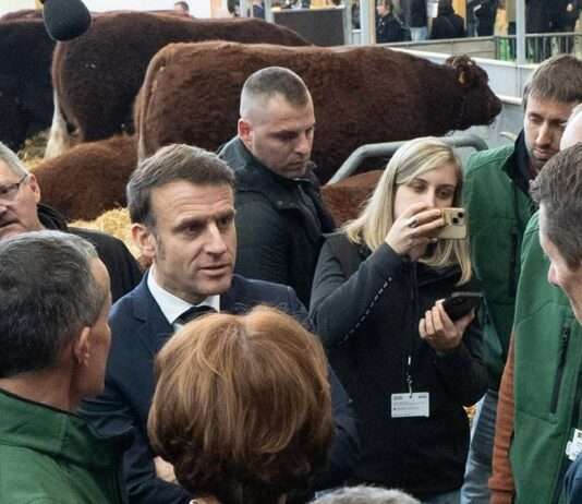 Macron verspricht Schutz der französischen Landwirtschaft vor internationalem Wettbewerbsdruck Emmanuel_Macron_Salon_Agriculture_Paris_ScreenX