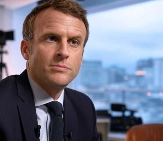 Zwischen Härte und Hoffnung: Emmanuel Macrons strategische Gratwanderung in der Ukraine-Frage Emmanuel_Macron_TV-Studio_Illustration