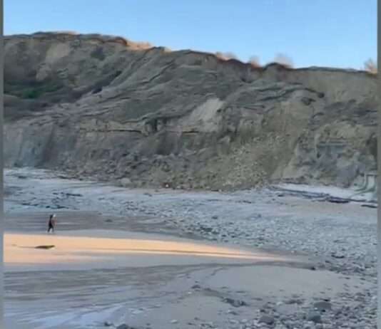 Felssturz in Port-en-Bessin: Die Natur nimmt sich ihren Raum zurück Felssturz_Port-en-Bessin