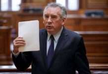 Feiertage unter Druck – Warum das Elsass an Karfreitag und Stephanstag festhalten darf Francois_Bayrou_Nationalversammlung_Illustration