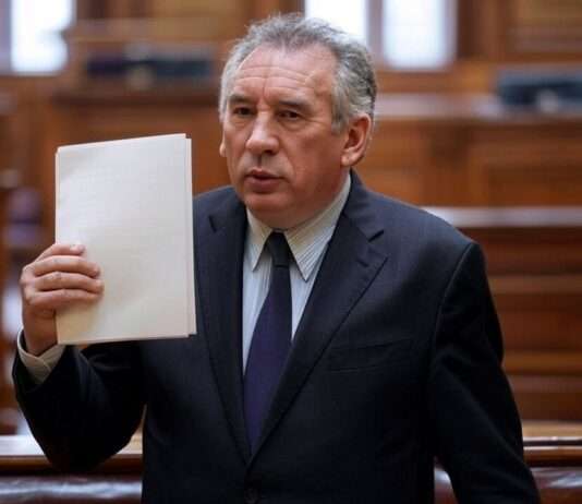 Harte Zeiten für Frankreichs Staatskasse – Bayrous Sparhammer naht Francois_Bayrou_Nationalversammlung_Illustration