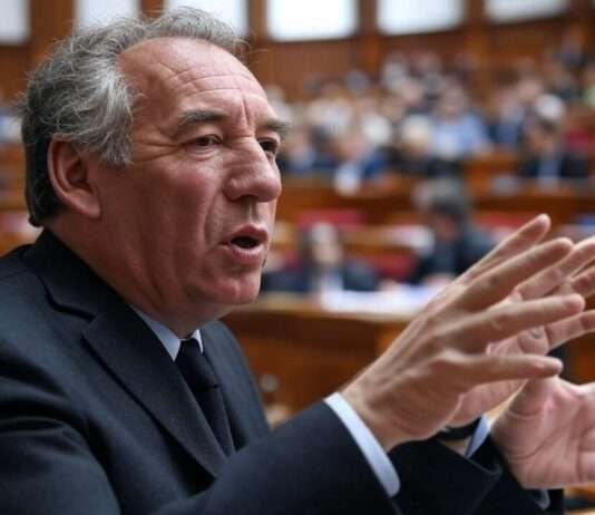 Politisches Tauziehen in Frankreich: Premierminister Bayrou erneut mit Misstrauensvotum konfrontiert Francois_Bayrou_Parlament_Illustration