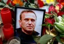 Ein Jahr nach dem Tod von Alexej Nawalny: Tausende gedenken des Kreml-Kritikers Navalny-Grab