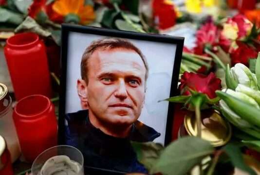 Ein Jahr nach dem Tod von Alexej Nawalny: Tausende gedenken des Kreml-Kritikers Navalny-Grab