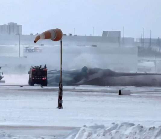 Delta-Flugzeug überschlägt sich bei Landung in Toronto – alle 80 Insassen überleben Delta_Crash_Toronto