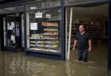 Wenn das Wasser die Haustür versperrt Hochwasser_Geschäft_Zerstörung_Illustration