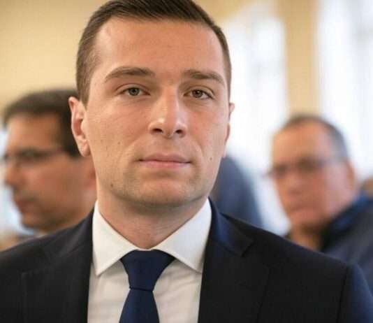 Verstrickt in Hass: RN-Abgeordnete mit einem rechtsextremen Facebook-Netzwerk in Verbindung gebracht Jordan_Bardella_Illustration