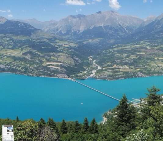 Serre-Ponçon – Das versunkene Tal der Hautes-Alpes Lac_Serre_Poncon_-_Belvédère_Wikipedia