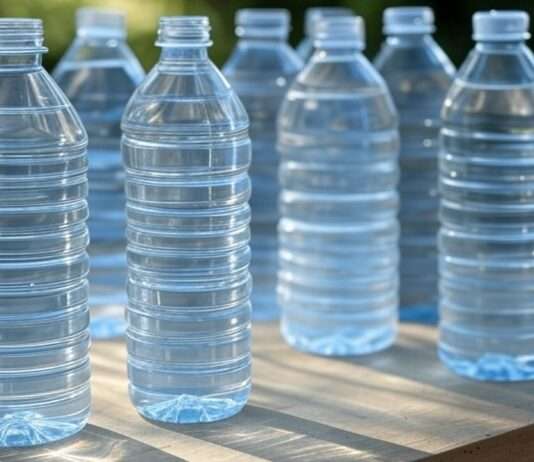 Nestlé unter Druck: Justiz ermittelt wegen illegal behandeltem Mineralwasser Mineralwasser_Plastikflaschen_Illustration