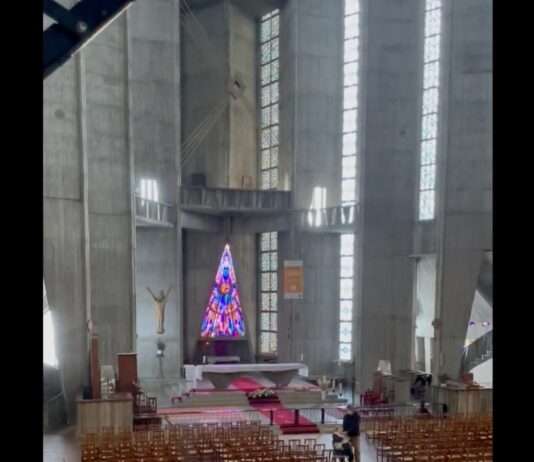 Notre-Dame de Royan: Ein Meisterwerk aus Beton und Licht Notre-Dame_de_Royan