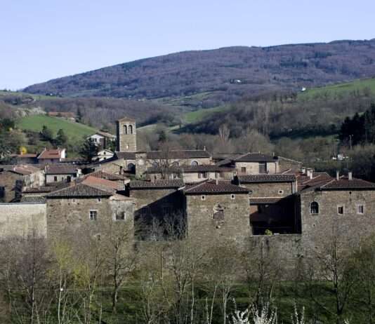 Sainte-Croix-en-Jarez: Ein Dorf im Kloster – Leben in mittelalterlichen Mauern Prieuré_de_Sainte_Croix_en_Jarez-20110402