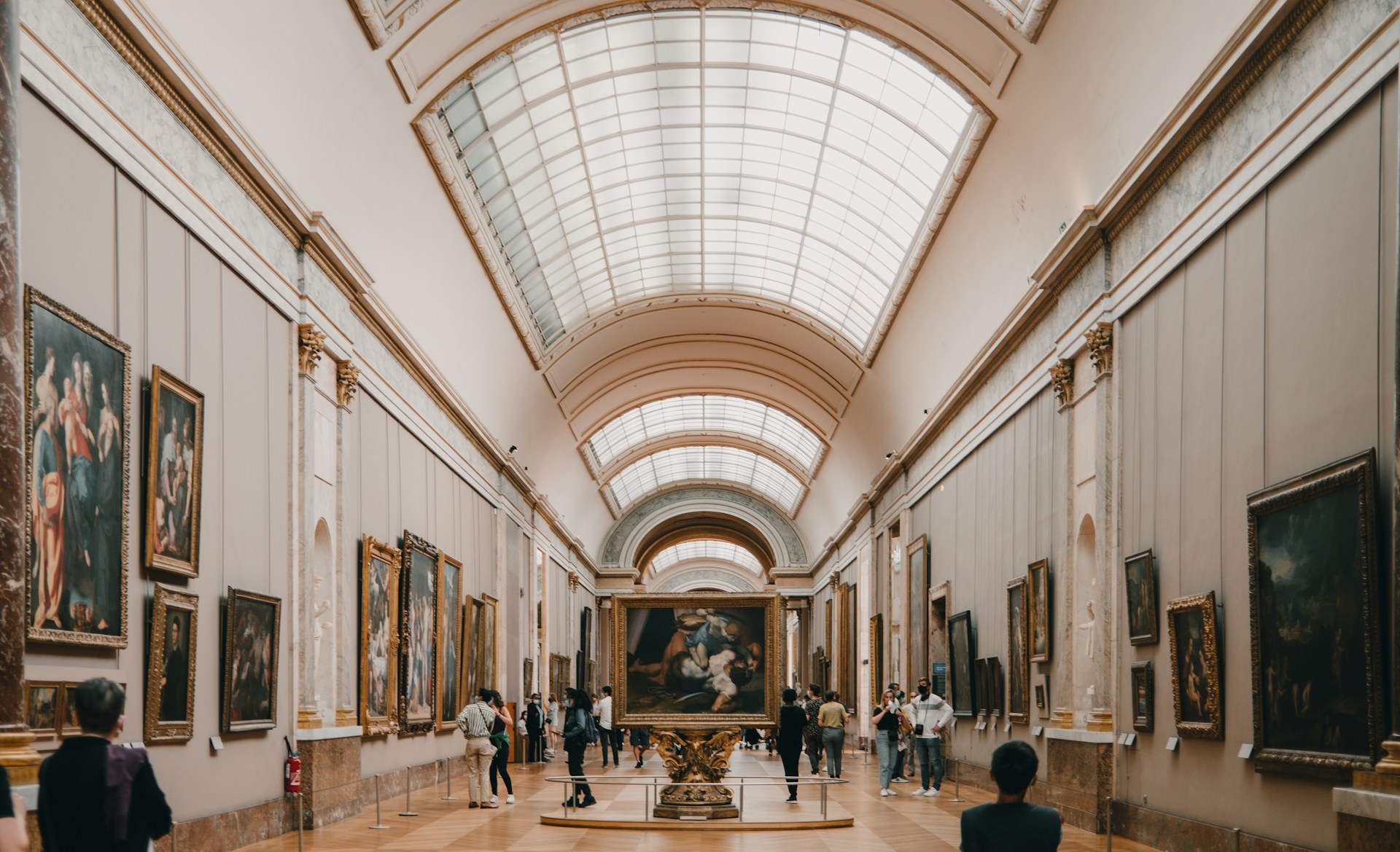 Risse im Ruhm: Warum der Louvre plötzlich teilweise schließen musste