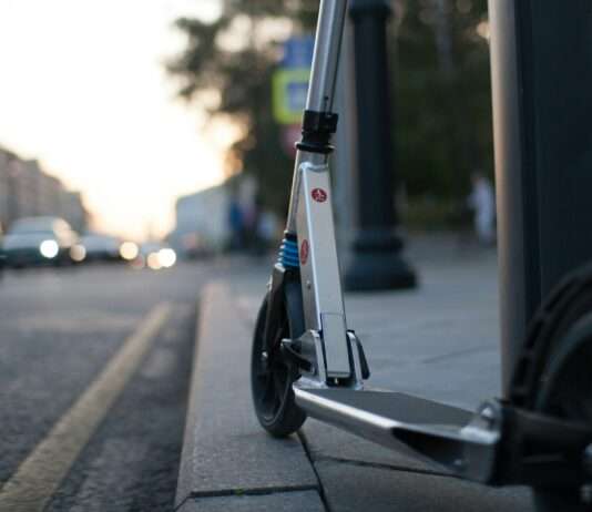 Tragischer Unfall in Loire-Atlantique: Fünfjähriger stirbt nach Kollision mit Schulbus Tretroller