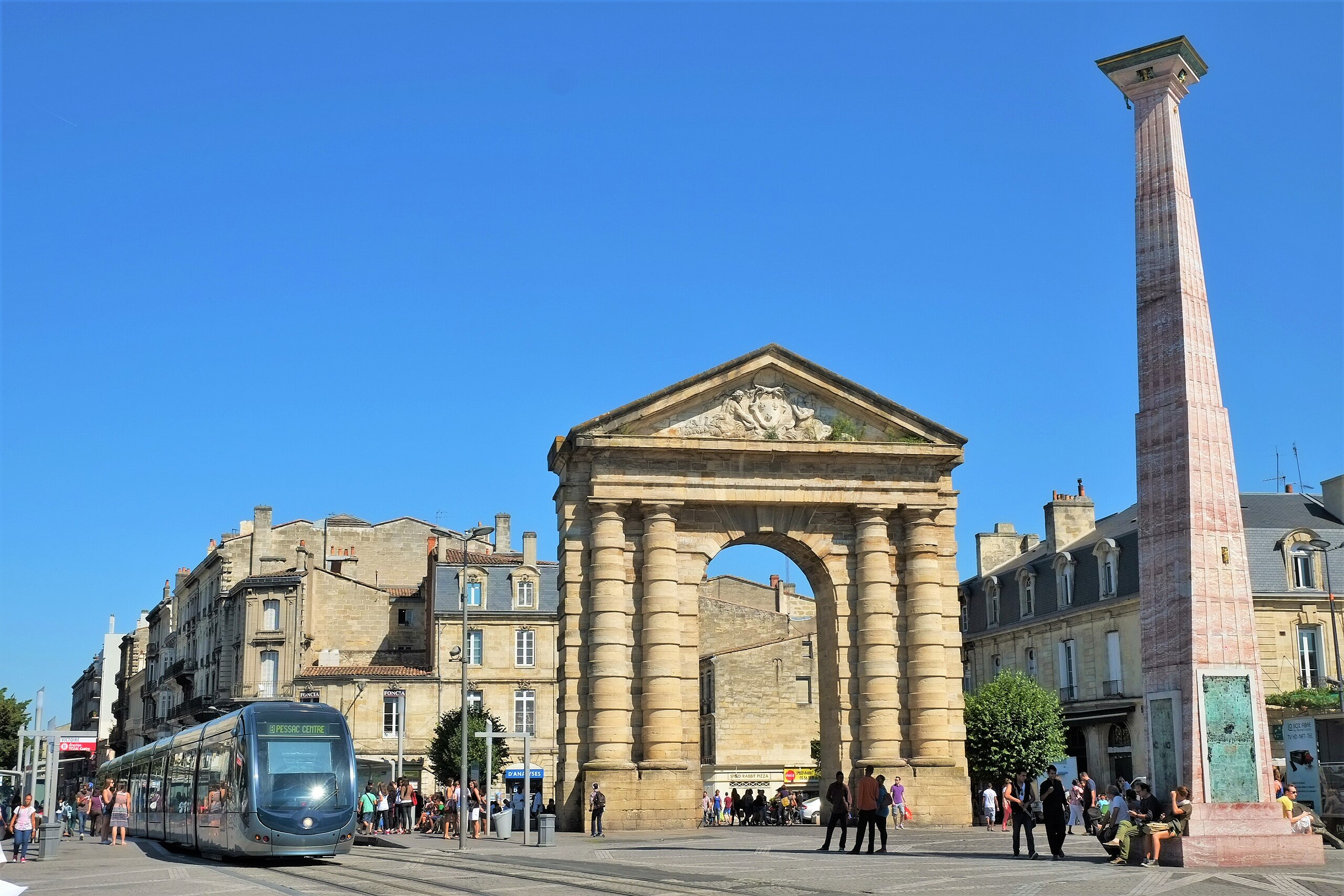 Tödliche Messerattacke auf der Place de la Victoire – Bordeaux unter Schock