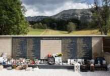 Zehn Jahre danach: Gedenken an die Opfer des Germanwings-Absturzes in den französischen Alpen 4U_9525_Gemeinschaftsgrab_in_Le_Vernet_-_8403