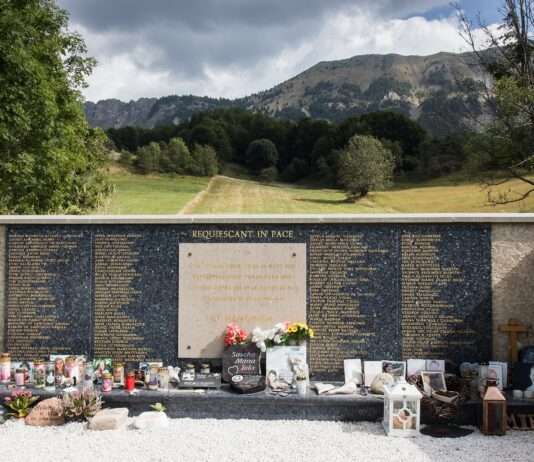Zehn Jahre danach: Gedenken an die Opfer des Germanwings-Absturzes in den französischen Alpen 4U_9525_Gemeinschaftsgrab_in_Le_Vernet_-_8403