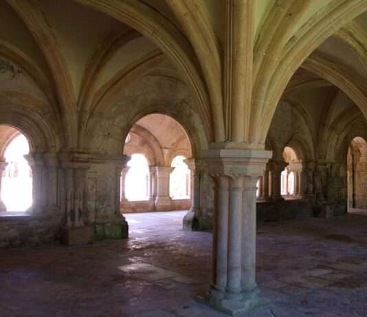 Zeitreise ins Mittelalter: Ein Besuch in der Abbaye de Fontenay Abbaye_de_Fontenay-Salle_capitulaire