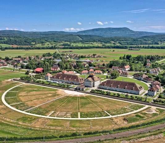 Saline Royale d’Arc-et-Senans – Ein architektonisches Meisterwerk der Salzgeschichte Arc-et-Senans,_la_complétion_du_cercle_de_la_Saline_Royale