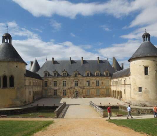 Ein Tag im Château de Bussy-Rabutin – Adelige Skandale und französische Eleganz Château_de_Bussy-Rabutin