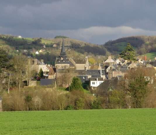 Clécy: Ein Juwel in der Normandie mit Chancen auf den Titel „Lieblingsdorf der Franzosen“ Clécy_vue_partielle_01