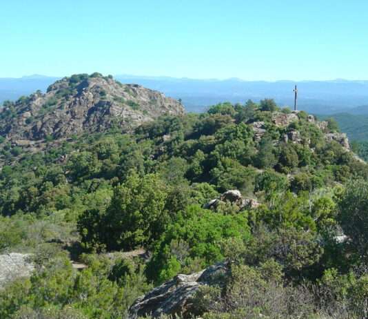 Verstecktes Paradies: Ein Tag im Hinterland von St. Tropez Croix_et_fort_du_Freinet_83