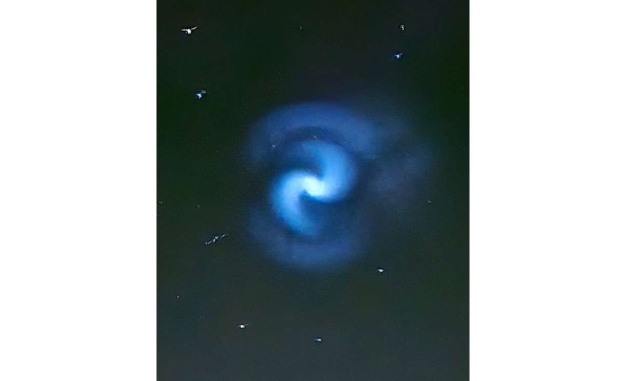 Eine blaue Spirale am Himmel – was Frankreichs Nachthimmel erleuchtete