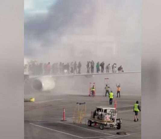 Panik am Flughafen Denver: Passagiere fliehen aus brennendem Flugzeug Denver_Airport_ScreenYoutube