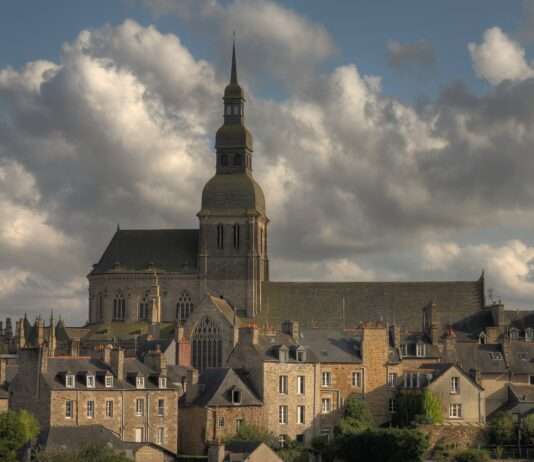 Der Drogenhandel erobert Frankreichs Kleinstädte: Ursachen, Auswirkungen und Gegenmaßnahmen Dinan_Saint-Sauveur_vue_des_remparts