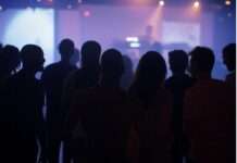Tragödie in Nordmazedonien: Mindestens 50 Tote bei Brand in Diskothek Discothek_DJ_Illustration