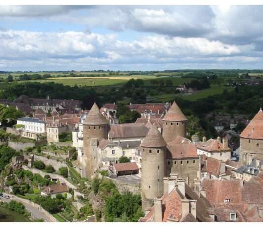 Semur-en-Auxois – Mittelalterliches Juwel im Burgund Donjon_-_Semur-en-Auxois
